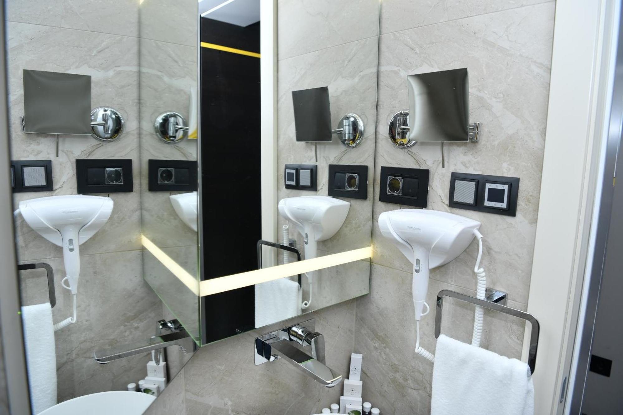 Hotel Zeneva Lux Kragujevac Exteriör bild
